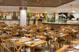 Restaurante, mesas e cadeiras
